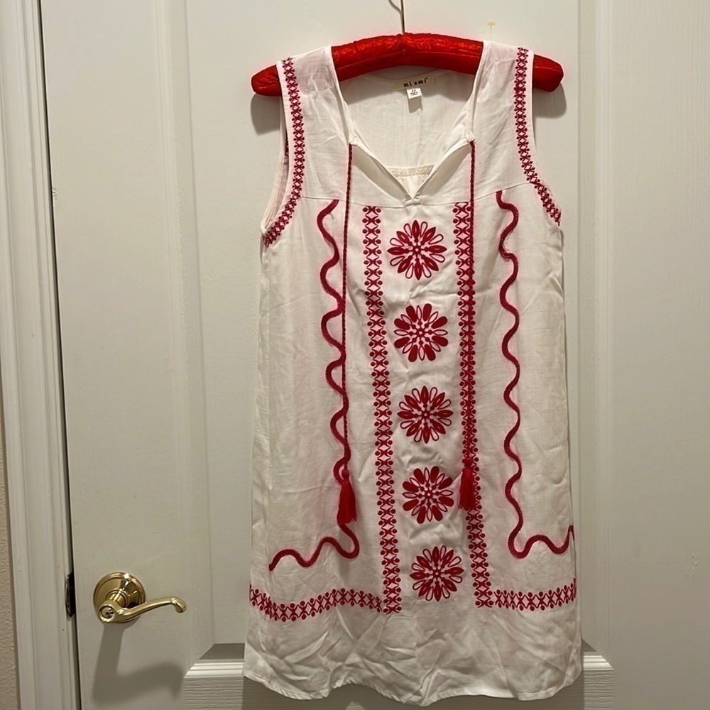 Miami White Dress With Dark Pink Embroidery mini Womens Size XS Sleev…